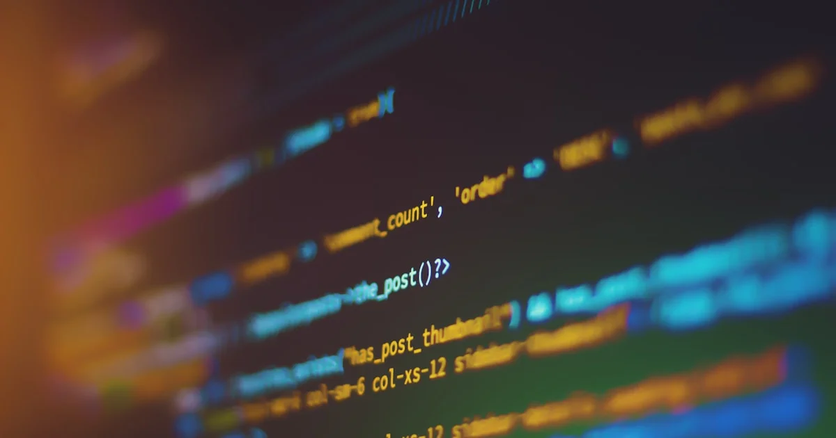 돋보기로 코드를 검사하는 개념 이미지